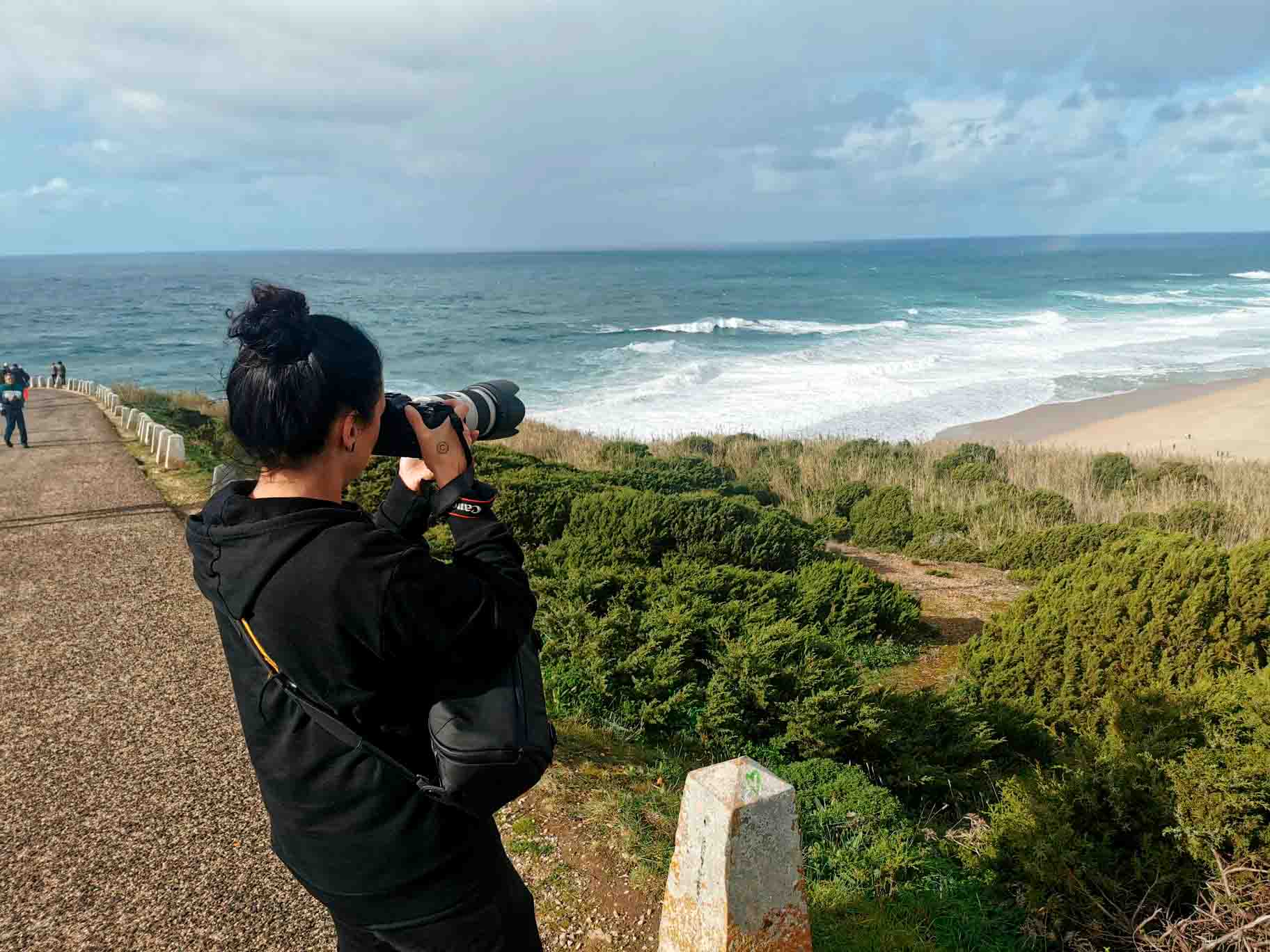 Marika kuvaa Nazaréssa. Jättiaaltoja ei nähty, mutta maisemat oli mainiot!