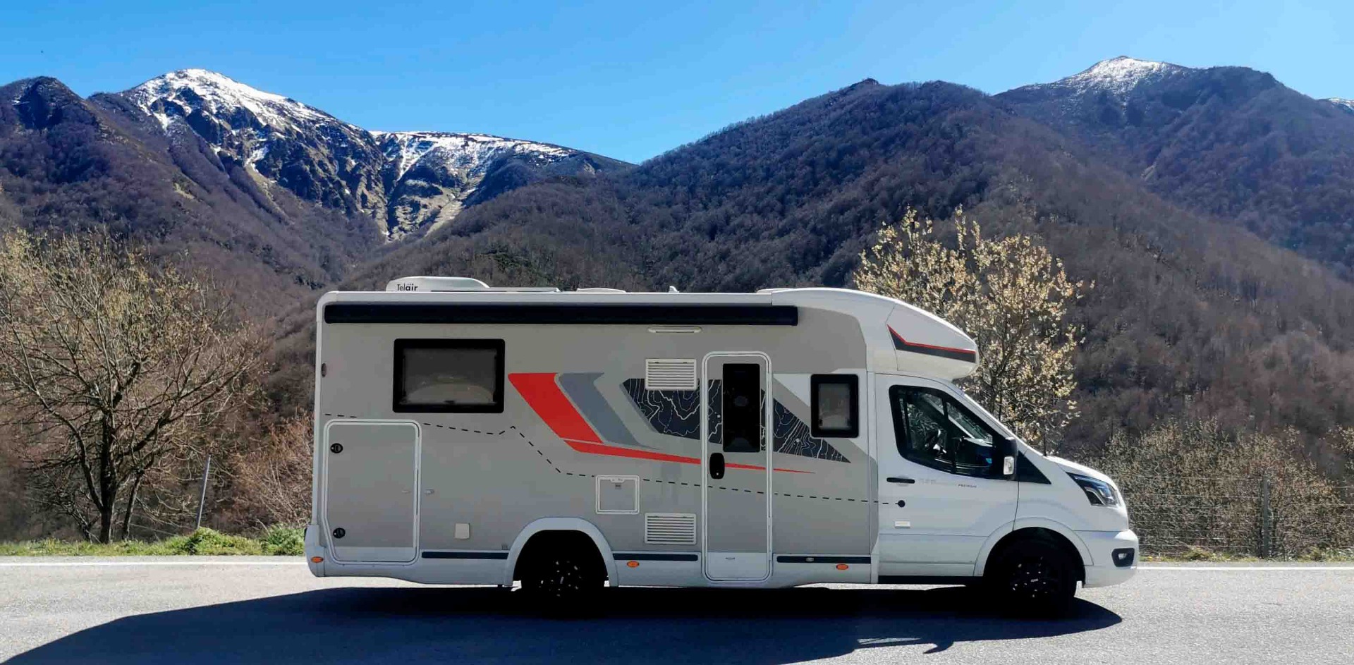 Challe. Ensimmäinen matkailuautomme, joka vaihtui pienempään Pikku-Challeen loppukesällä 2025.