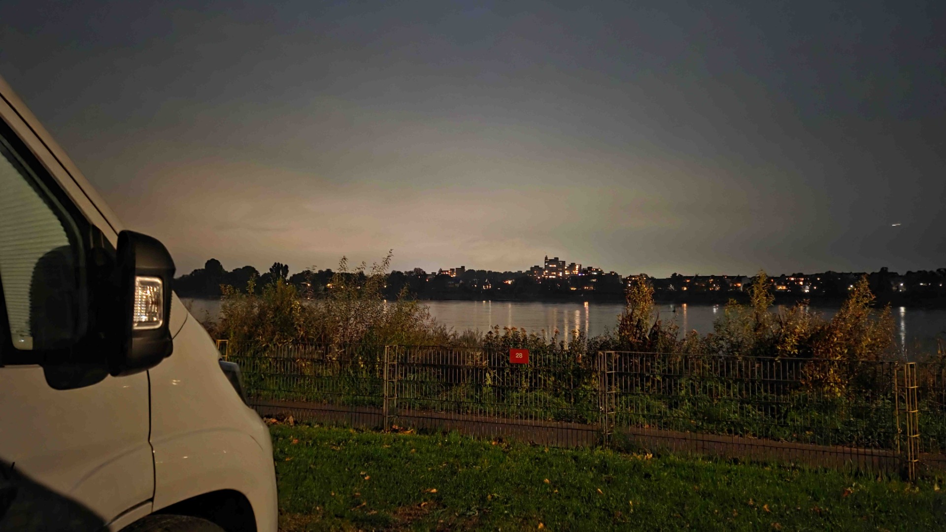 Ilta laskeutuu Kölnissä Camping Bergerissä.